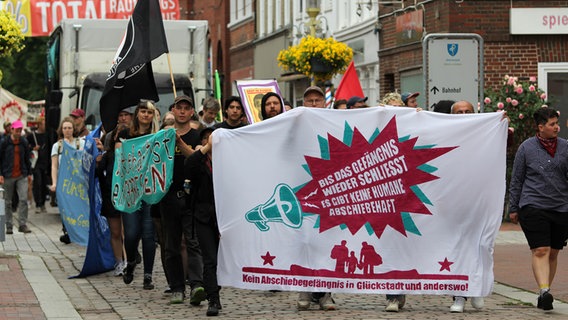 Menschen demonstrieren in der Innenstadt von Glückstadt gegen Abschiebehaft. © NDR Foto: Marian Schäfer