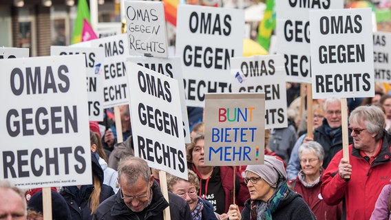Teilnehmer einer Demonstration gegen Neonazis und rechte Gewalt ziehen durch die Innenstadt und halten Schilder mit der Aufschrift "Omas gegen rechts". © picture alliance/dpa Foto: Daniel Bockwoldt
