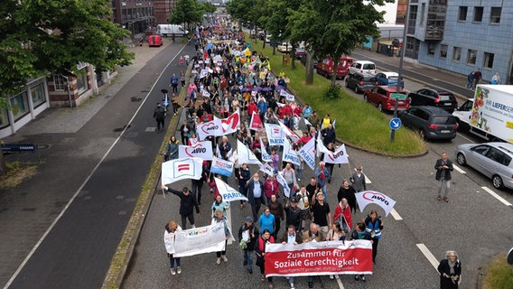Eine Gruppe von Menschen demonstriert in Kiel © NDR Foto: Ole Wrobel