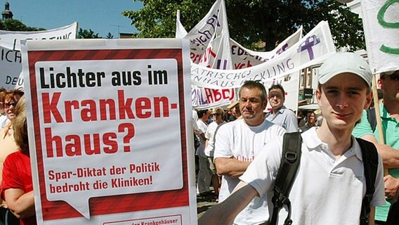 Ärzte, Krankenschwestern und Pflegepersonal demonstrieren in Plön. © dpa Foto: Horst Pfeiffer