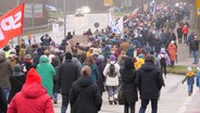 Mehrere tausend Menschen bei deiner Demonstration gegen rechts und Faschismus in Plön © Daniel Friederichs Foto: Daniel Friederichs