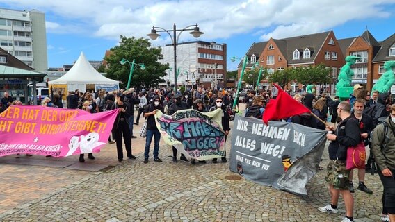Demonstranten mit Transparenten auf Sylt © NDR Foto: Mirja Pape