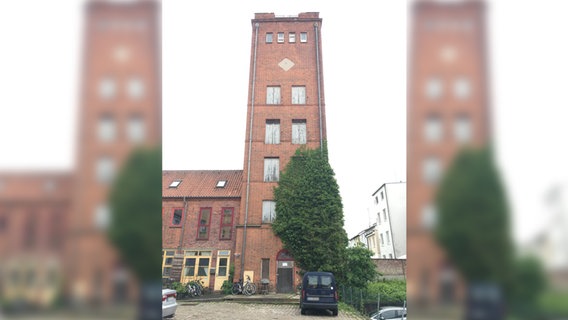 Schlauchturm der ehemaligen Feuerwache II in der Lübecker Vorstadt St. Lorenz. Schlauchturm der ehemaligen Feuerwache II in der Lübecker Vorstadt St. Lorenz. © Deutsche Stiftung Denkmalschutz Foto: Peter Kleine