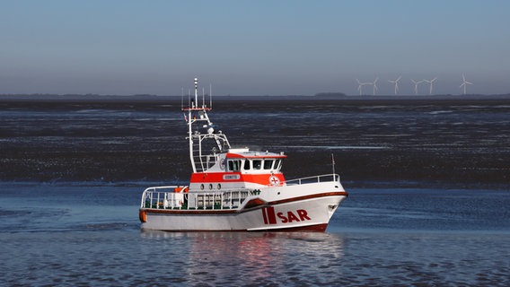 Ein Schiff der Seenotrettung ist im Watt vor Süderoogsand im Einsatz. © DGzRS Foto: DGzRS