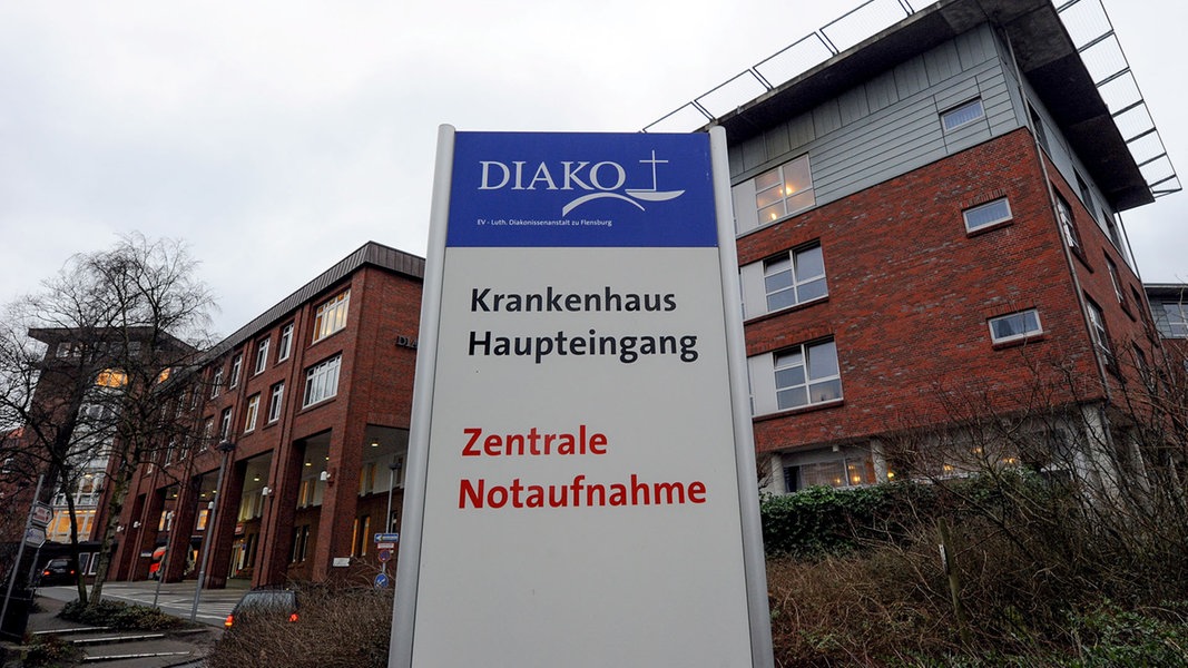 Blick auf das Hauptgebäude des Diakonischen Krankenhaus (Diako) in Flensburg.