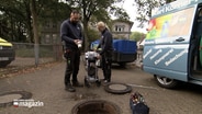 Mitarbeiter führen eine Dichtigkeitsprüfung in den Abwasserleitungen durch. © NDR 
