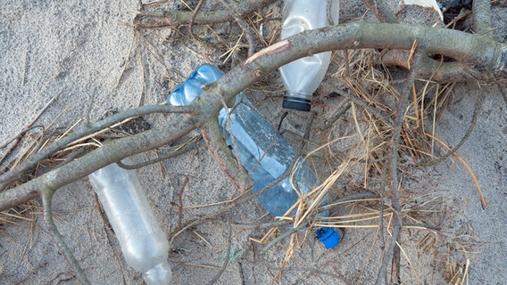 Plastikflaschen am Strand © Folker Wergin Foto: Folker Wergin