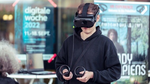 Ein Mann der eine VR-Brille trägt und in den Händen Controller hält © Heiko Landkammer Foto: Heiko Landkammer