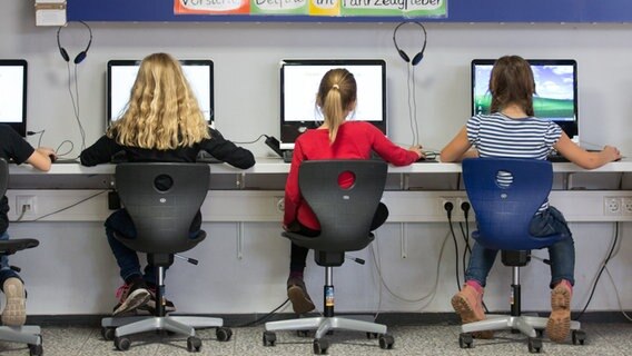 Schüler arbeiten in einem Klassenraum einer Grundschule an Computern. © picture alliance/dpa Foto: Friso Gentsch