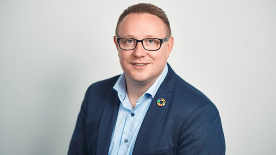 Christian Dirschauer, SSW, lächelt in die Kamera. Christian Dirschauer, SSW, lächelt in die Kamera.