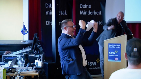 Christian Dirschauer (SSW) freut sich über das aktuelle Ergebnis. © NDR 