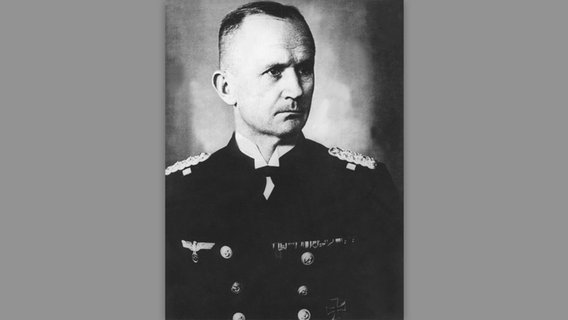 Eine historische schwarz-weiße Aufnahme zeigt Großadmiral Karl Dönitz in Uniform. © picture alliance/dpa 