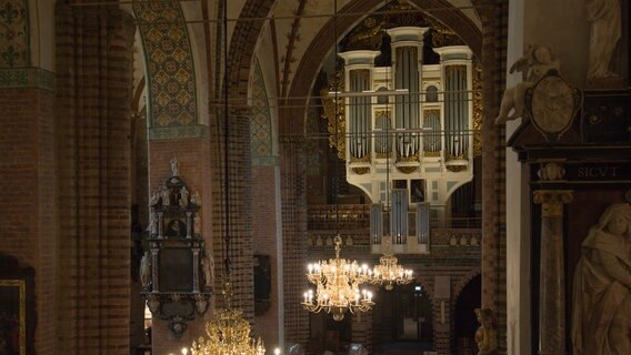Zwei Kronleuchter und die Orgel im Schleswiger Dom. © Nordkirche Foto: Jürgen Rademacher