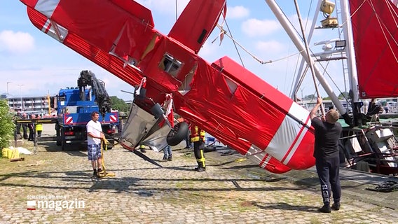 Ein abgestürzter Doppeldecker wird geborgen. © NDR 