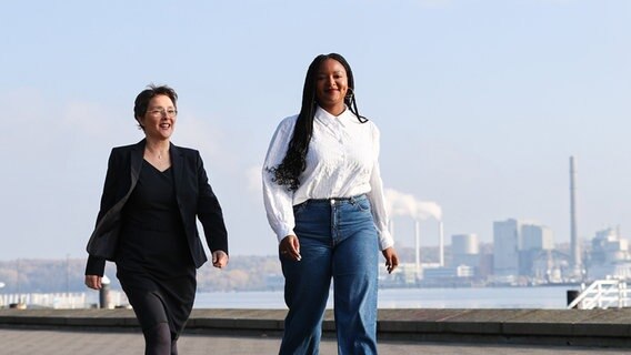 Monika Heinold und Aminata Touré bilden die neue Doppelspitze der Grünen in Schleswig-Holstein. © dpa-Bildfunk Foto: Christian Charisius