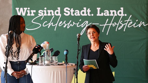 Monika Heinold und Aminata Touré bilden die neue Doppelspitze der Grünen in Schleswig-Holstein. © dpa-Bildfunk Foto: Christian Charisius