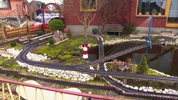 Eine Modelleisenbahn in einem Garten in Köthel. © NDR 