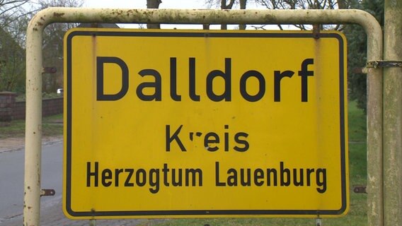 Das Ortsschild von Dalldorf im Kreis Herzogtum-Lauenburg. © NDR 
