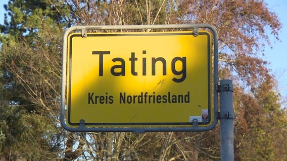 Das Ortseingangsschild vonTating im Kreis Nordfriesland.  