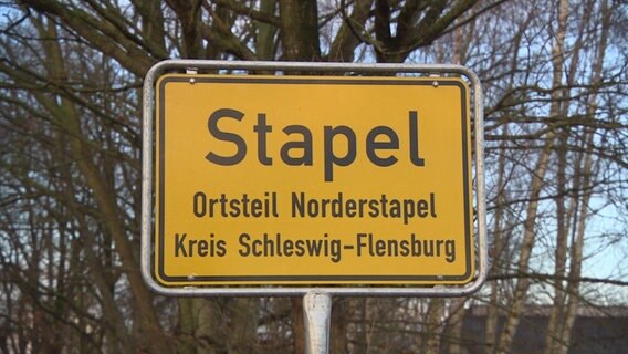 Das Ortseingangsschild von Stapel im Kreis Schleswig-Flensburg.  