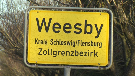Das Ortseingangsschild von Weesby im Kreis Schleswig-Flensburg. © NDR / SH Magazin 