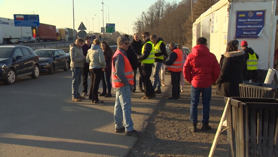 Ukrainische Flüchtlinge warten auf die Weiterfahrt.  