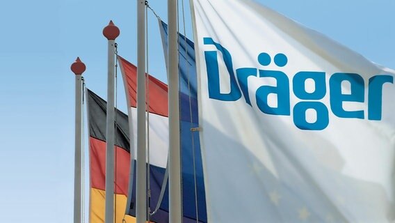 Fahnen von Deutschland, Schleswig-Holstein und der Firma Dräger schwingen sich im Sonnenlicht. © Drägerwerk AG & Co. KGaA 