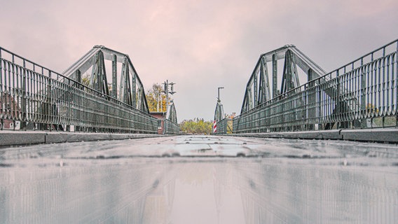 Die Klevendeicher Drehbrücke über der Pinnau © Elisabeth Herrmann Foto: Elisabeth Herrmann