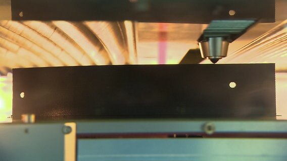 Ein industrieller 3D-Drucker erstellt Kleinteile. © NDR Foto: Lina Bande