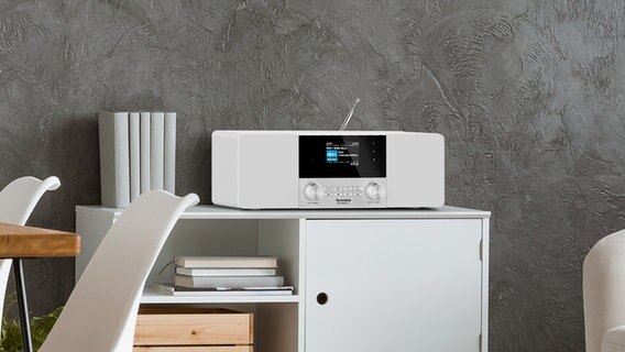 Ein Digitalradio von TechniSat steht auf einem Wohnzimmerregal. © TechniSat Digital GmbH 