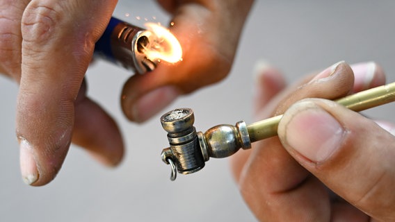 Eine Crackpfeife wird mit einem Feuerzeug angezündet. © picture alliance/dpa Foto: Arne Dedert
