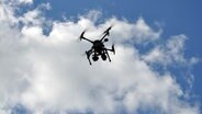 Eine Drohne schwebt in der Luft. © NDR Foto: Christian Nagel