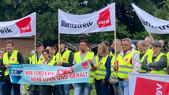 Mitarbeiter und Mitarbeiterinnen der Firma DruckereiCPI Clausen und Bosse demonstrieren mit ver.di-Plakaten bei einem Warnstreik für mehr Geld. Mitarbeiter und Mitarbeiterinnen der Firma DruckereiCPI Clausen und Bosse demonstrieren mit ver.di-Plakaten bei einem Warnstreik für mehr Geld. © NDR.de Foto: Andreas Rackow