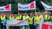 Mitarbeiter und Mitarbeiterinnen der Firma DruckereiCPI Clausen und Bosse demonstrieren mit ver.di-Plakaten bei einem Warnstreik für mehr Geld. © NDR.de Foto: Andreas Rackow