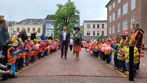 Die dänische Prinzessin Benedikte besucht die Duborg-Skolen in Flensburg und gratuliert zum 100-jährigen Jubiläum der Schule. © NDR Foto: Frank Goldenstein