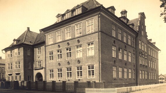 Außenansicht der dänischen Schule "Duborg-Skolen" in Flensburg in 1935 Außenansicht der dänischen Schule "Duborg-Skolen" in Flensburg in 1935 © IMAGO / Arkivi