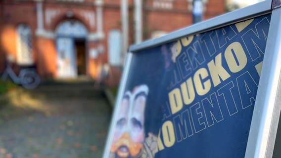 Ein Aufstellbanner mit der Überschrift "Duckomenta" steht vor dem Eingang des Museum und Stiftung Landdrostei in Pinneberg. © NDR Foto: Jonas Hanst