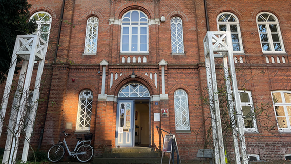 Ein Fahrrad steht neben dem Eingang des Museum und Stiftung Landdrostei in Pinneberg. © NDR Foto: Jonas Hanst