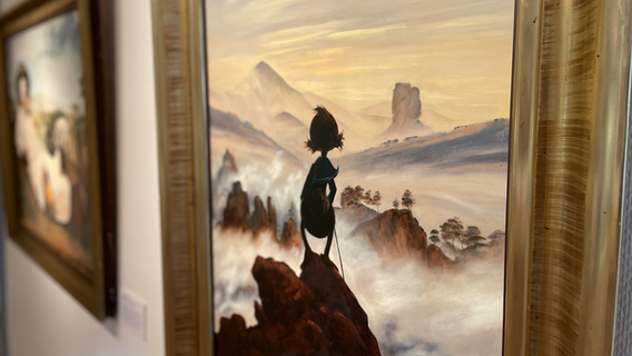 Bilder, die berühmte Werke im Stil von Donald Duck nachempfinden, hängen an einer Wand des Museum und Stiftung Landdrostei in Pinneberg im Rahmen der Wanderausstellung Duckomenta. © NDR Foto: Jonas Hanst