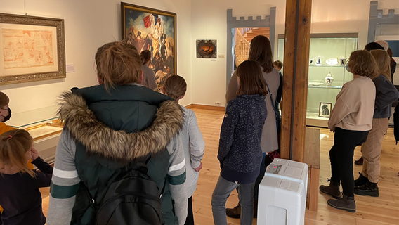 Besucher schauen sich berühmte Werke an, die im Stil von Donald Duck nachempfunden und im Rahmen der Wanderausstellung Duckomenta in Museum und Stiftung Landdrostei in Pinneberg ausgestellt sind. © NDR Foto: Jonas Hanst