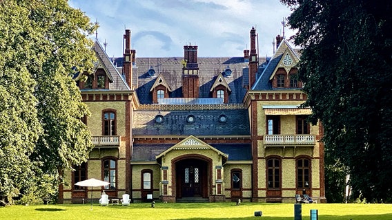 Das Gebäude vom Schloss Düneck steht vor fast wolkelosem Himmel. © Thani Huynh Foto: Thani Huynh