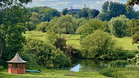 Ein Blick vom Balkon des Schlosses Düneck über den Park und die Pinnau in Richtung Kloster Uetersen. © Thani Huynh Foto: Thani Huynh