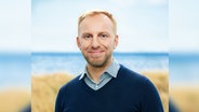 Niclas Dürbrook (SPD) lächelt in die Kamera.  