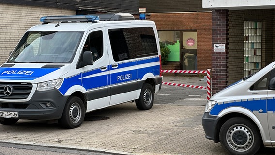Zwei Polizeibusse stehen vor einer Moschee in Neumünster. © Daniel Friederichs Foto: Daniel Friederichs