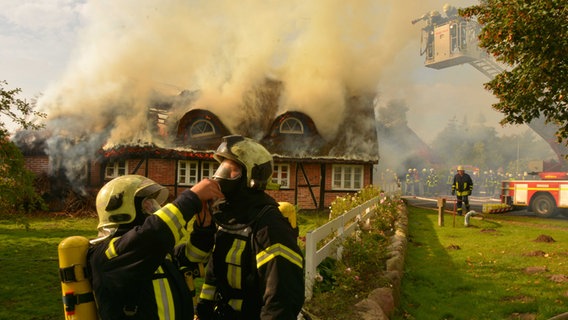 Ein Feuerwehrmann zieht einem Kollegen den Atemschutz über. © Nordpresse Foto: Christian Nimtz