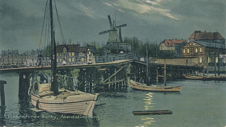 Blick auf die Holzbrücke in Eckernförde bei Nacht. © Stadtarchiv Eckernförde