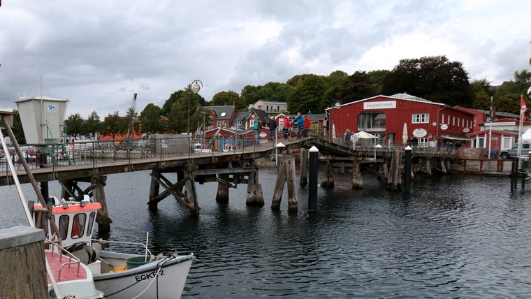 Blick auf die Holzbrücke in Eckernförde. © NDR Foto: Daniel Kummetz