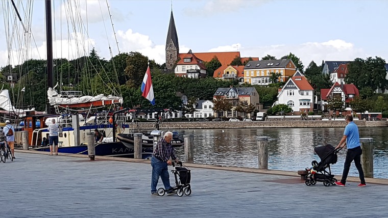 Ein aktuelles Bild von dem Hafen und der Kirche in Eckernförde. © NDR Foto: Daniel Kummetz