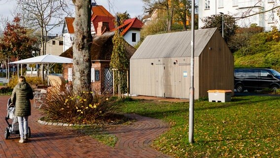 Eine Unisex-Toilette steht an der Hafenpromenade von Eckernförde. © dpa-Bildfunk Foto: Frank Molter