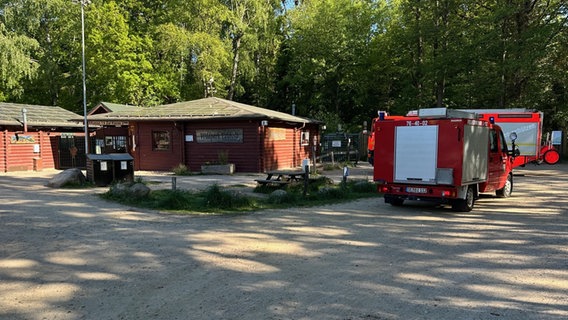 Einsatzfahrzeuge der Feuerwehr stehen im Wildpark Eekholt. © Daniel Friederichs 